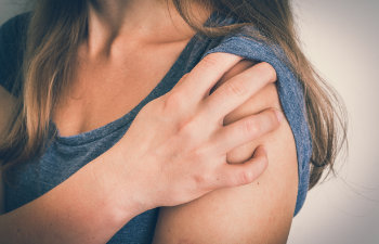 woman with pain in shoulder